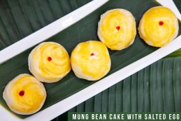 Bean Cake with Salted Egg 5 Pcs. ขนมเปี๊ยะถั่วไข่เค็ม